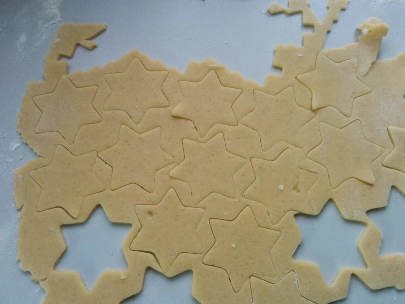 Buttergebäck ausgerollt auf der Arbeitsplatte, Sterne ausgestochen